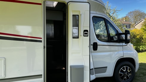 10 LMC T732 – Camper (2020) manual for 2 people