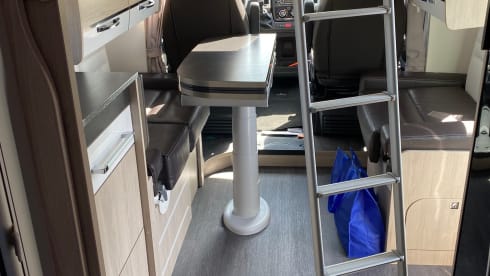 Geniet van ‘Camper Exclusief’ 💃🏻 – Super cool Camper CHAUSSON with Queen size bed.