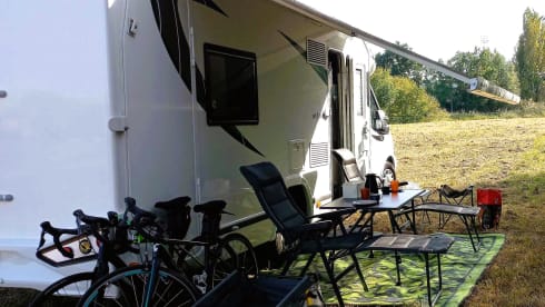 Bubble on wheels: child-friendly with a lift bunk bed or spacious luxury for 2!