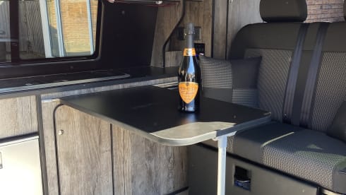 Riley – Schönes rotes Wohnmobil mit 4 Schlafplätzen zu vermieten, brandneu für den Sommer 2022