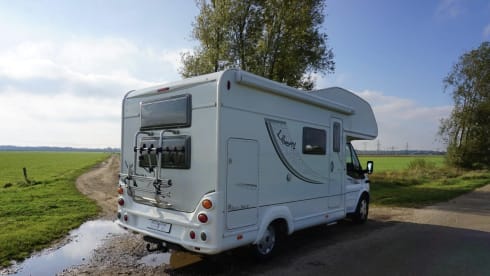 De Dolle Dwaler  – Ideal for families – spacious 6-person camper with all the trimmings