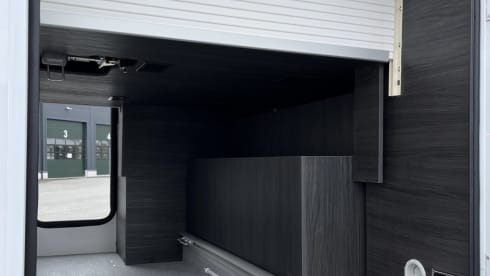 Benimar met queensbed, grote keuken en electrische fietsendrager