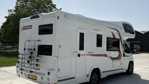 Camper Challenger a 7 posti con vano portaoggetti integrato, modello 2019.