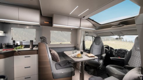 670sl – Sehr luxuriöser Camper mit freistehendem Bett und viel Sitzplatz