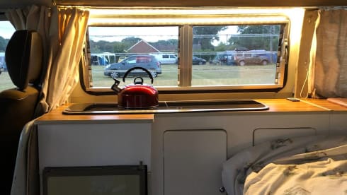 Roses – Vintage Devon 4 berth Volkswagen Camper 1981 - Relaxing Camping Classic 