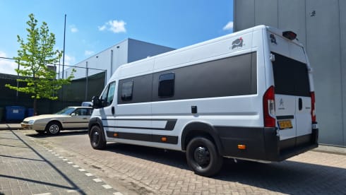 Spazio 4 – AmorA-Camper mit Fahrradgarage und Längsbett 180x200cm