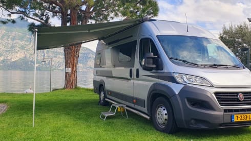 Heunie 2 – Lovely campervan from 2016 with 2 lengthways beds