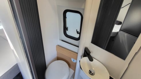 Adria Twin Sport 600 SPB – Chic, luxurious camper van with double bed, navigation system, bicycle rack 80 kg, etc.