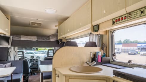 Cozy 8-pers. with 5 fixed berths.