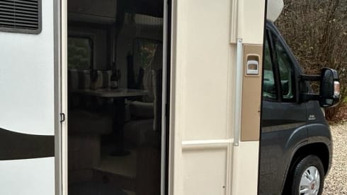 Bart Lola – 4p Bürstner semi-integrated uit 2016