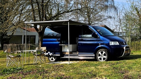Rugged Volkswagen T5 Camper | extra tent, air conditioning, cruise control