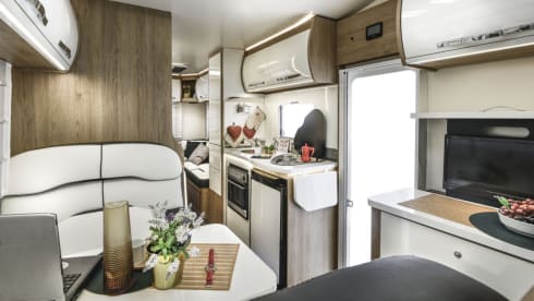 Best Social Space Motorhome, Auto Roller 746 2025
