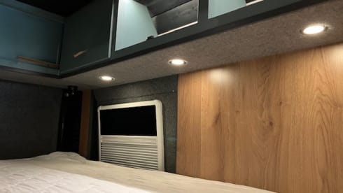 Heunie 2 – Lovely campervan from 2016 with 2 lengthways beds