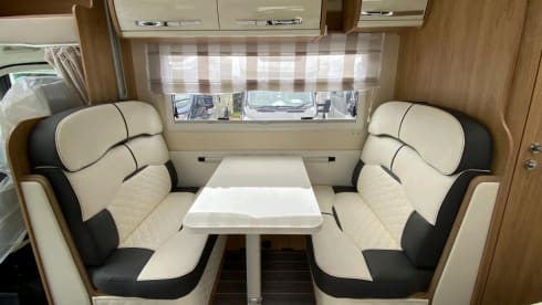 Auto Roller 747 – 2024 Roller Team Auto Roller 747 automatic six berth + six seatbelts 