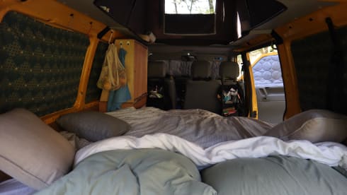 De Gele Bus – On the road with the Yellow Bus! (VW T4 from '99)