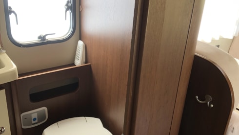 Luxurious spacious 6 person family camper with air conditioning (2x), garage and inventory.