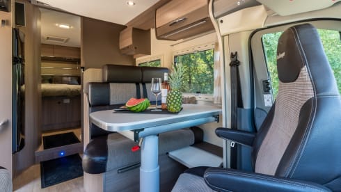 Challenger! – Spacious, modern and luxurious camper with 4 fixed sleeping places - XL garage