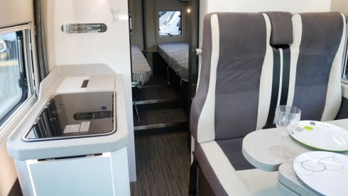 McLouis Menfys 640 , 2 slaap- 4 zitplaatsen, lengtebedden, Busbiker!!