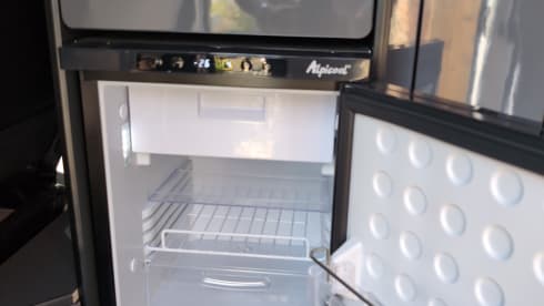 KEVS KAMPER  – 4 berth Volkswagen campervan ( INSURANCE INCLUDED)