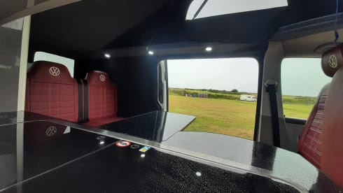 Florence (Flo for short) – Gorgeous 4 berth Volkswagen T5 Campervan 