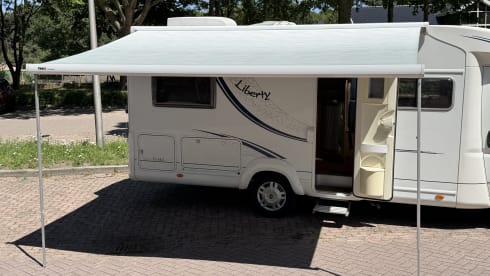 LMC Liberty Ti 662 - 4 Persons - 2x Air Conditioning - Semi-integrated