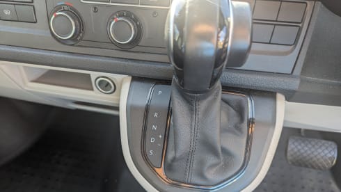 Black Beauty – 4 berth 4WD Automatic VW Transporter