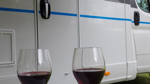 Mergelland – New (2024!) Luxury Sun Living camper 4 pers. + electric folding bike
