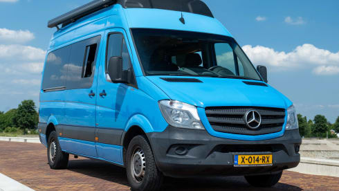 4p Mercedes-Benz bus from 2023
