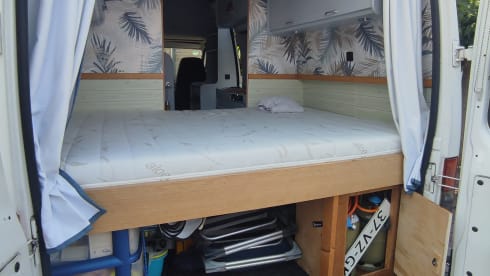 2p Peugeot bus from 2001