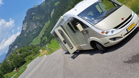 Spacious Luxury Camper 4/5p | hp 170 | transverse bed & lifting bed | complete inventory 