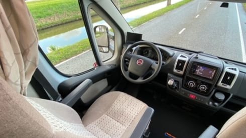 Luxurious, spacious and fully furnished 4 pers. motorhome.