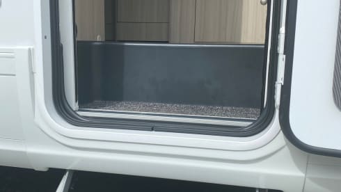 King IV – New and luxurious 5-person alcove camper