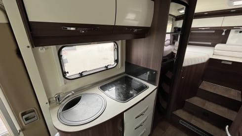 Joep – Luxe Bürstner camper > KINGSIZE BED  (TV-AIRCO-VRIJE KM)