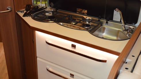 19 LMC T735 Explorer – 19 LMC T735 Integral camper for 4 people