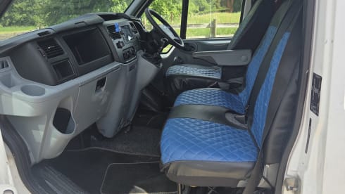 Freddie – 2-persoons campervan die volledig zelfvoorzienend is.