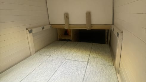 Clifford  – Mercedes campervan met 4 slaapplaatsen