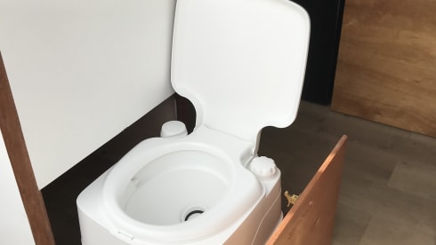 The Road Runner – 2p Citroën Jumper bus camper from 2016