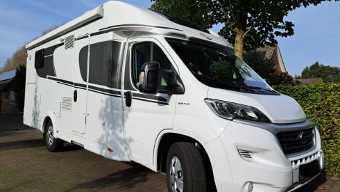 Enjoy Life – Luxury motorhome single beds + pull-down bed Carado T447
