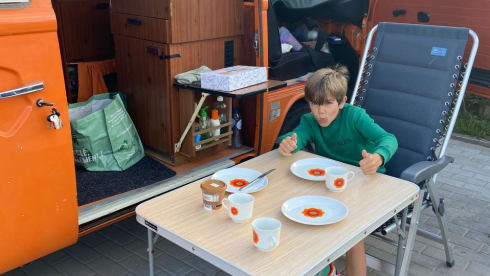 Lady Orange – Volkswagen Camperbus from 1974 (4 pers)