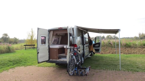 Rolmaatje – Beautiful Roller Team Livingstone bus camper (2.5p) for rent