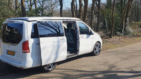 4p Mercedes-Benz camper bus. Euro 6 + automatic