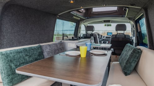 2p Volkswagen campervan uit 2003