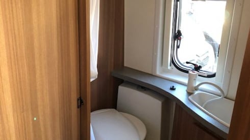 Weinsberg Carabus 601, 4 sleeping 4 seats, with awning.