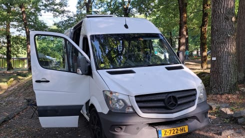 2p Mercedes-Benz campervan uit 2018