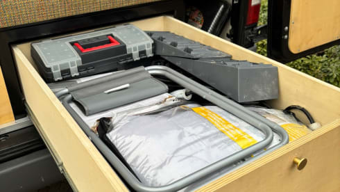 Bennie Benz – 2p Mercedes-Benz campervan uit 2003