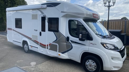 Zeer mooie camper half integraal 5 slaapplaatsen 4 zitplaatsen  – 5p Challenger semi-integrated from 2017