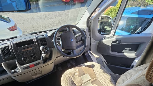 ELMA – 4 berth Motorhome close to Manchester Airport 