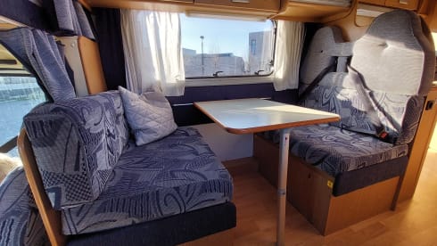 Ruime Ford transit alkoof 6p uit 2006 met stapelbed