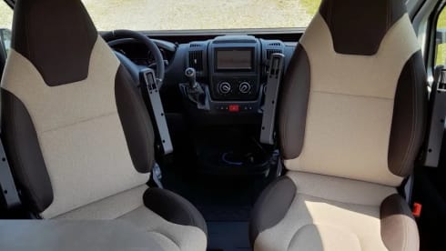 Igor – Tough Luxury Pössl/Clever campervan 2+1p Off-grid