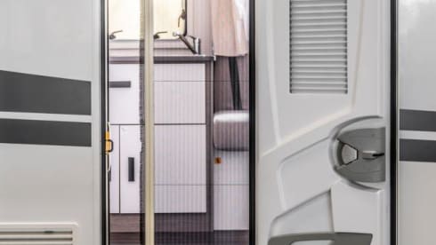 XGO King 1 – Brand new and luxurious alcove camper for 5